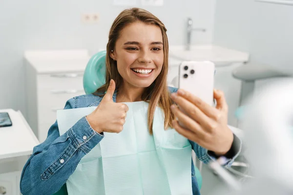 Jovem Feliz Tirando Uma Selfie Durante Check Médico Gabinete Dentista — Fotografia de Stock