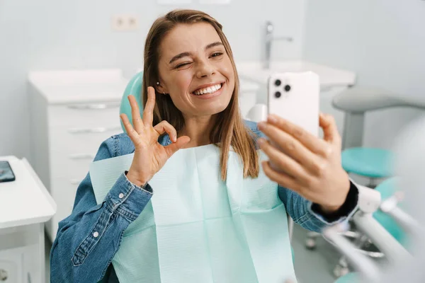 Joyeux Jeune Femme Prenant Selfie Lors Examen Médical Cabinet Dentiste — Photo