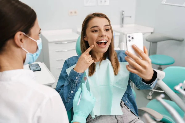 Giovane Donna Felice Che Selfie Durante Controllo Medico Presso Armadietto — Foto Stock