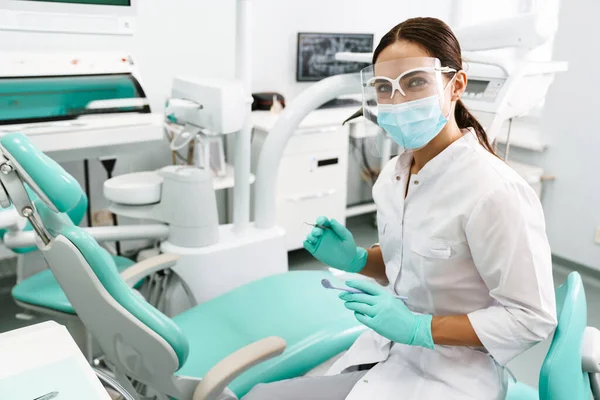 Européenne Dentiste Femme Souriant Tout Travaillant Dans Une Clinique Dentaire — Photo