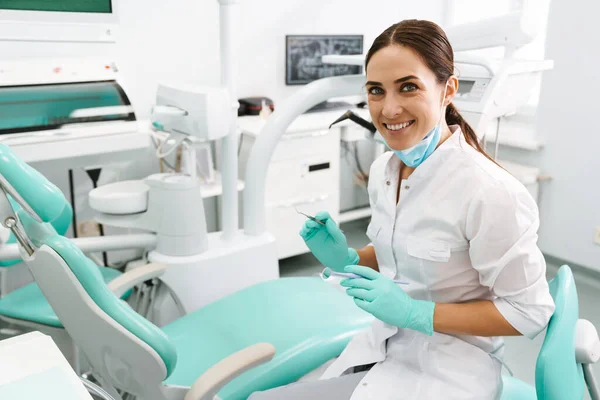 Mujer Dentista Media Europea Sonriendo Mientras Está Pie Clínica Dental — Foto de Stock