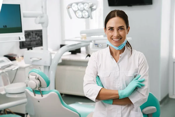 Mujer Dentista Media Europea Sonriendo Mientras Está Pie Clínica Dental — Foto de Stock