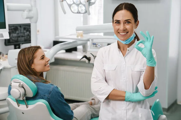 Européenne Dentiste Femme Montrant Signe Tout Travaillant Avec Patient Clinique — Photo