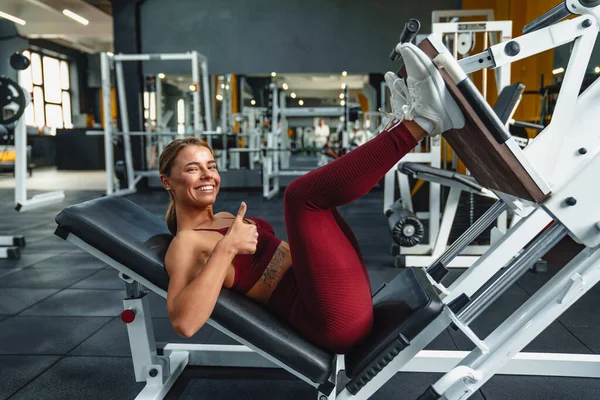 Εικόνα Του Χαρούμενα Χαρούμενος Προπονητής Γυμναστικής Νεαρή Γυναίκα Κάνει Αθλητικές — Φωτογραφία Αρχείου