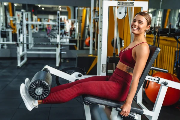 Usmívající Sportovní Žena Dělá Cvičení Fitness Vybavení Při Cvičení Posilovně — Stock fotografie