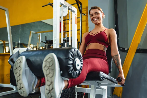 Usmívající Sportovní Žena Dělá Cvičení Fitness Vybavení Při Cvičení Posilovně — Stock fotografie