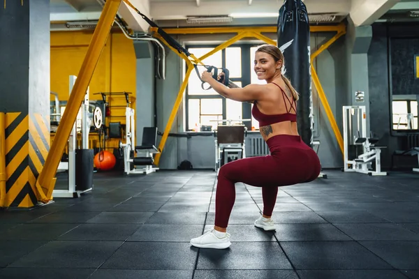 Glimlachende Atletische Sportvrouw Doet Oefeningen Met Fitnesstoestellen Tijdens Het Sporten — Stockfoto