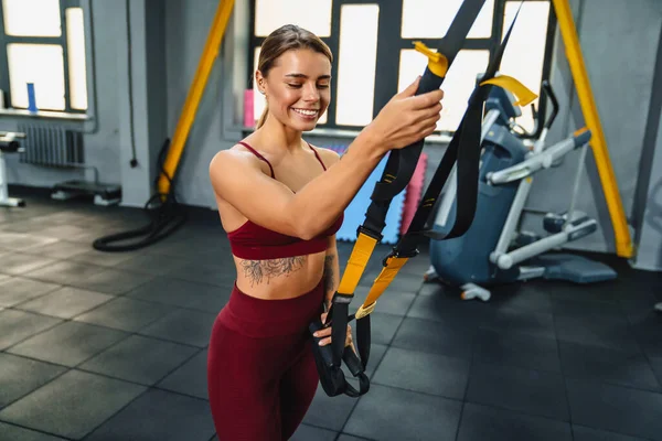 Usmívající Sportovkyně Dělá Cvičení Posilovací Technikou Při Cvičení Posilovně — Stock fotografie
