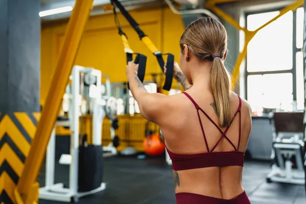 Kaukasiska Atletiska Idrottskvinna Som Tränar Med Träningsutrustning Medan Tränar Gym — Stockfoto