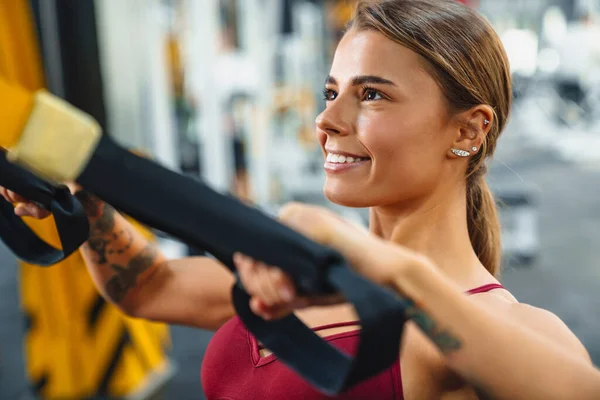 Deportista Atlética Sonriente Haciendo Ejercicio Con Equipo Fitness Mientras Hace —  Fotos de Stock