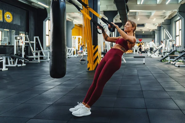 Happy Atletische Sportvrouw Doen Oefening Met Fitnessapparatuur Tijdens Het Sporten — Stockfoto