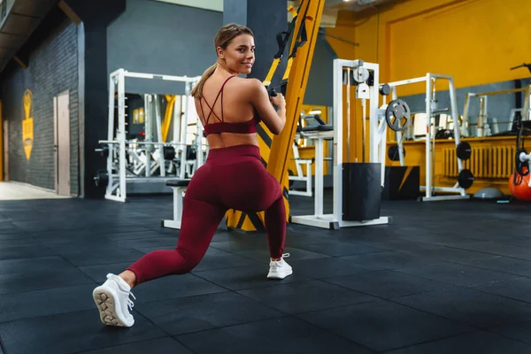 快乐运动的女运动员在健身房锻炼的同时 还带着健身器械做运动 — 图库照片