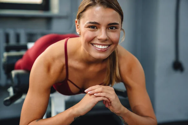 Happy Atletische Sportvrouw Doen Oefening Fitnessapparatuur Tijdens Het Sporten Sportschool — Stockfoto