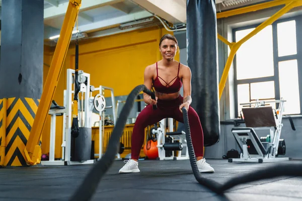 Šťastná Sportovkyně Dělá Cvičení Bojovými Provazy Při Cvičení Tělocvičně — Stock fotografie