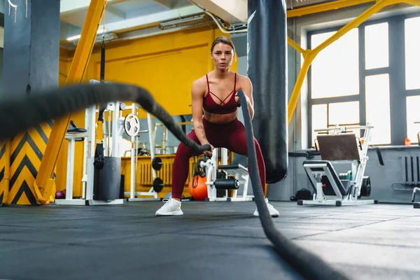 Soustředěná Sportovkyně Dělá Cvičení Bojovými Provazy Při Cvičení Tělocvičně — Stock fotografie