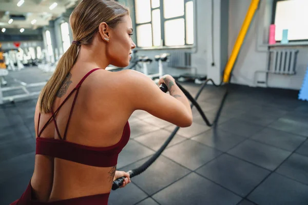 Deportista Atlética Caucásica Haciendo Ejercicio Con Cuerdas Batalla Mientras Hace —  Fotos de Stock