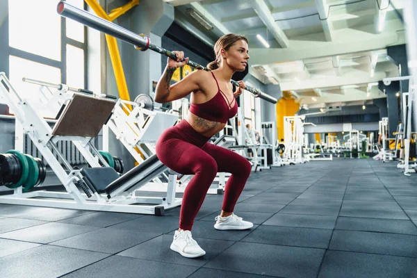 Soustředěná Sportovkyně Dělá Cvičení Činkou Při Cvičení Tělocvičně — Stock fotografie