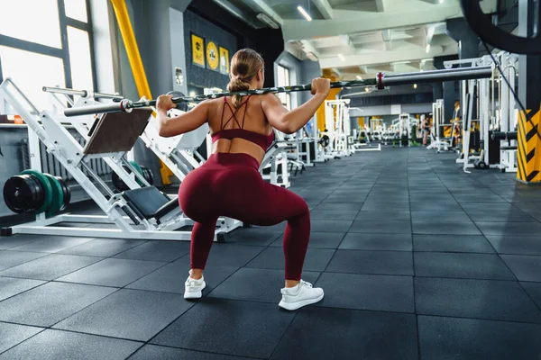 Beyaz Tenli Sporcu Kadın Spor Salonunda Spor Yaparken Halterle Egzersiz — Stok fotoğraf