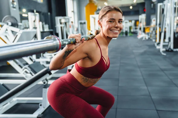 Sportive Sportive Heureuse Faisant Exercice Avec Haltère Tout Travaillant Dans — Photo