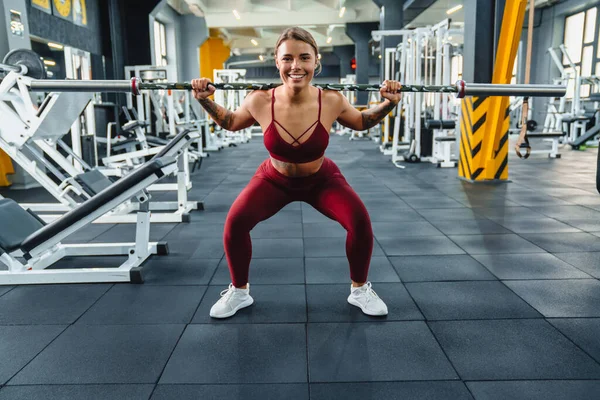 Happy Atletická Sportovkyně Dělá Cvičení Činkou Při Cvičení Tělocvičně — Stock fotografie