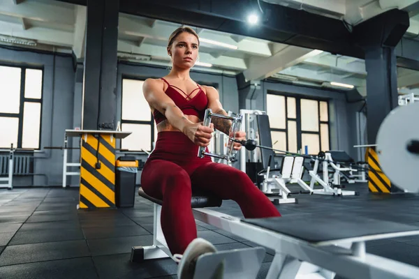 Deportista Atlética Enfocada Haciendo Ejercicio Equipos Fitness Mientras Hace Ejercicio — Foto de Stock