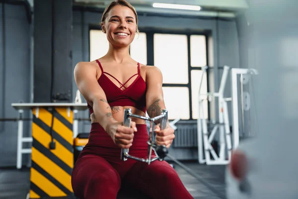 Deportista Atlética Sonriente Haciendo Ejercicio Equipo Fitness Mientras Hace Ejercicio — Foto de Stock