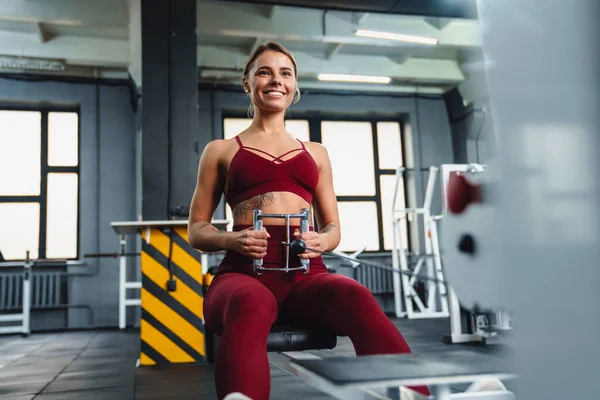 Deportista Atlética Sonriente Haciendo Ejercicio Equipo Fitness Mientras Hace Ejercicio — Foto de Stock