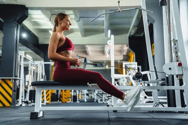 Deportista Atlética Sonriente Haciendo Ejercicio Equipo Fitness Mientras Hace Ejercicio — Foto de Stock