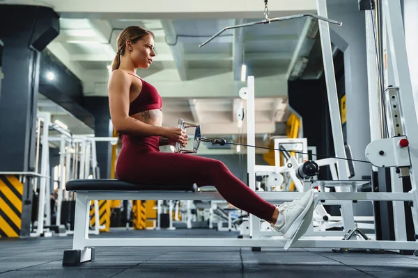 Deportista Atlética Enfocada Haciendo Ejercicio Equipos Fitness Mientras Hace Ejercicio — Foto de Stock