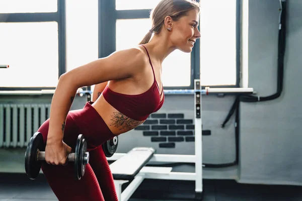 Spor Salonunda Spor Yaparken Halterlerle Egzersiz Yapan Neşeli Sporcu Kadın — Stok fotoğraf