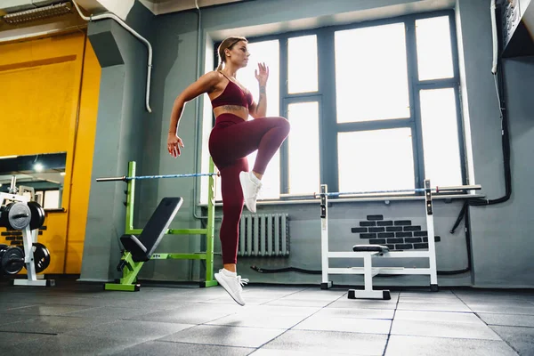 Kavkazská Sportovní Sportovkyně Dělá Cvičení Při Cvičení Tělocvičně — Stock fotografie
