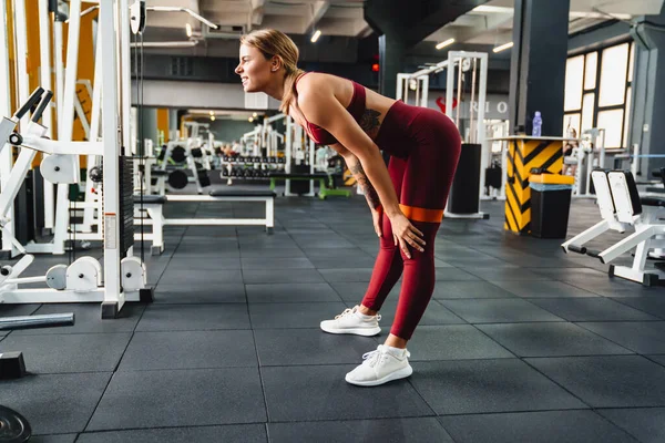 Ongelukkig Atletische Sportvrouw Rusten Tijdens Het Sporten Met Expander Sportschool — Stockfoto