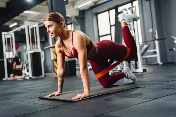 Obrázek Potěšené Pozitivní Mladé Ženy Fitness Trenér Sportovní Cvičení Expandérem — Stock fotografie