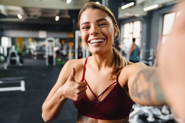 Deportista Atlética Sonriente Mostrando Pulgar Hacia Arriba Mientras Toma Una — Foto de Stock