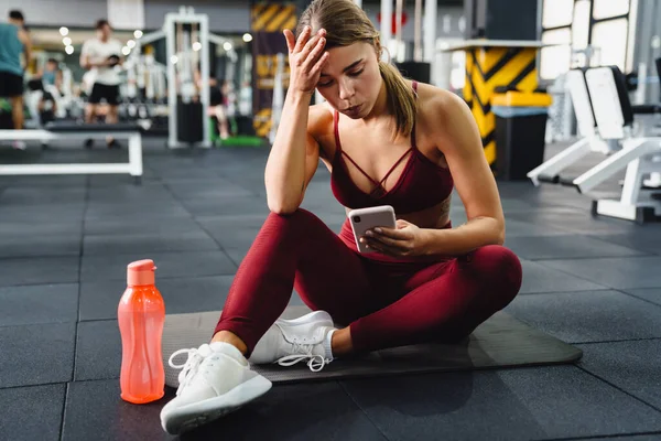 Photo Concentrated Young Woman Fitness Coach Using Mobile Phone Gym — Stock Photo, Image