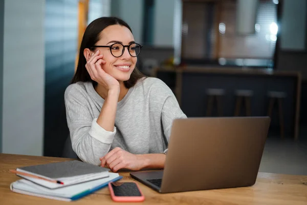 Mujer Joven Feliz Gafas Vista Sonriendo Mientras Trabaja Con Ordenador —  Fotos de Stock