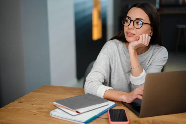 Blij Gefocuste Jonge Vrouw Bril Werken Met Laptop Thuis — Stockfoto