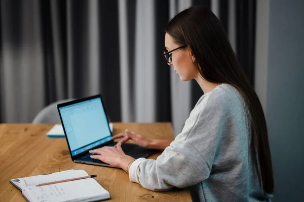 Brunett Fokuserad Ung Kvinna Glasögon Arbetar Med Bärbar Dator Hemma — Stockfoto