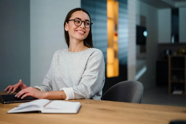 Mujer Joven Feliz Gafas Vista Sonriendo Mientras Trabaja Con Ordenador —  Fotos de Stock