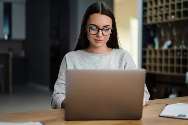 Morena Focada Jovem Mulher Óculos Trabalhando Com Laptop Casa — Fotografia de Stock