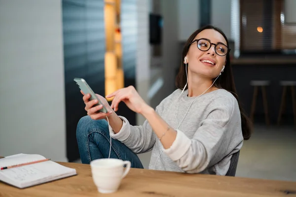 Gelukkig Jong Vrouw Luisteren Muziek Met Oortjes Mobiele Telefoon Terwijl — Stockfoto