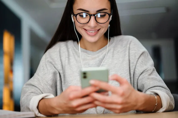 Gelukkig Jong Vrouw Luisteren Muziek Met Oortjes Mobiele Telefoon Terwijl — Stockfoto