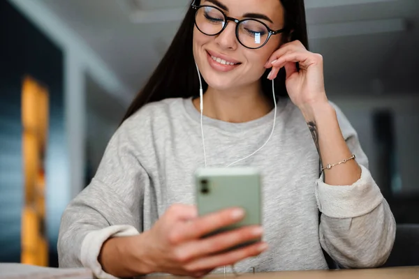 Счастливая Молодая Женщина Слушает Музыку Наушниках Мобильном Телефоне Сидя Дома — стоковое фото