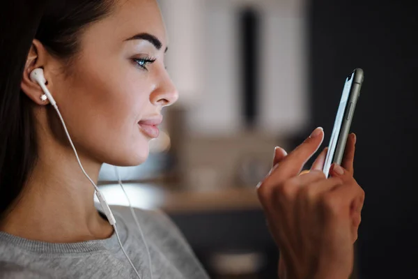 Зачарованная Молодая Женщина Слушает Музыку Наушниках Мобильном Телефоне Дома — стоковое фото