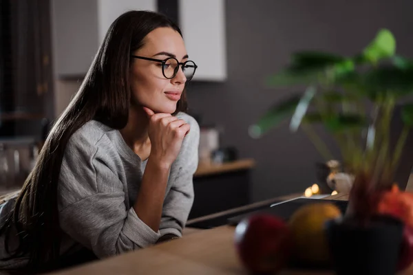 Brunette Focused Young Woman Eyeglasses Working Laptop Home — Stock Photo, Image