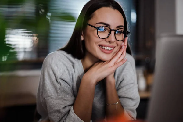 Mujer Joven Feliz Gafas Vista Sonriendo Mientras Trabaja Con Ordenador — Foto de Stock