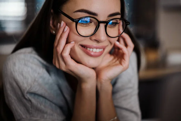 Felice Giovane Donna Occhiali Sorridente Mentre Posa Casa — Foto Stock