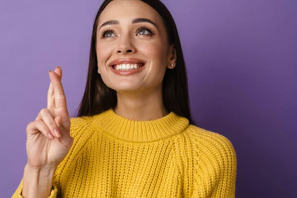 Щаслива Дівчина Посміхається Тримаючи Пальці Схрещеними Удачу Ізольовані Фіолетовому Фоні — стокове фото