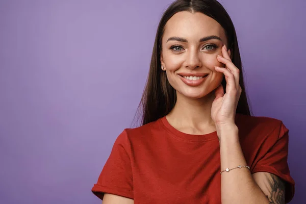 Feliz Hermosa Chica Morena Sonriendo Mirando Cámara Aislada Sobre Fondo —  Fotos de Stock