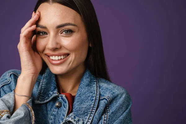 Primer Plano Una Joven Alegre Atractiva Ropa Casual Pie Aislada —  Fotos de Stock